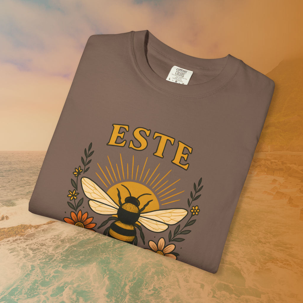 "ESTE BENIGNI" (Be Kind) T-Shirt | Vintage Groovy Bee Graphic Tee