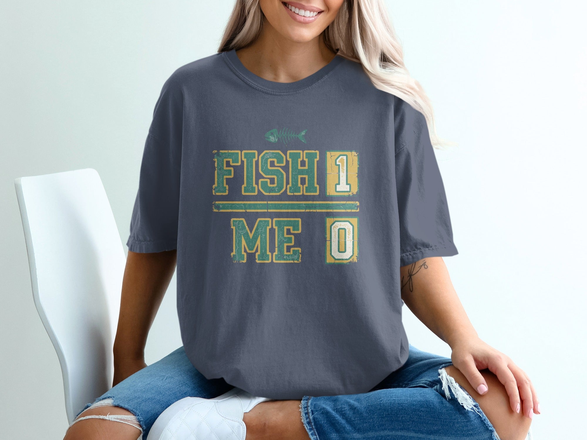Dark grey t-shirt with "Fish 1 Me 0" graphic.