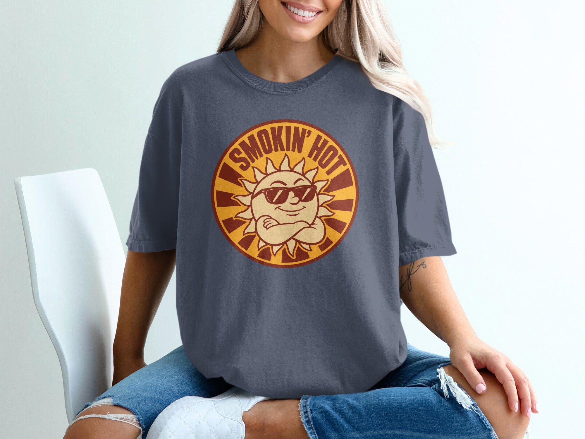 Graphic t-shirt with sun wearing sunglasses and text "Smokin' Hot".