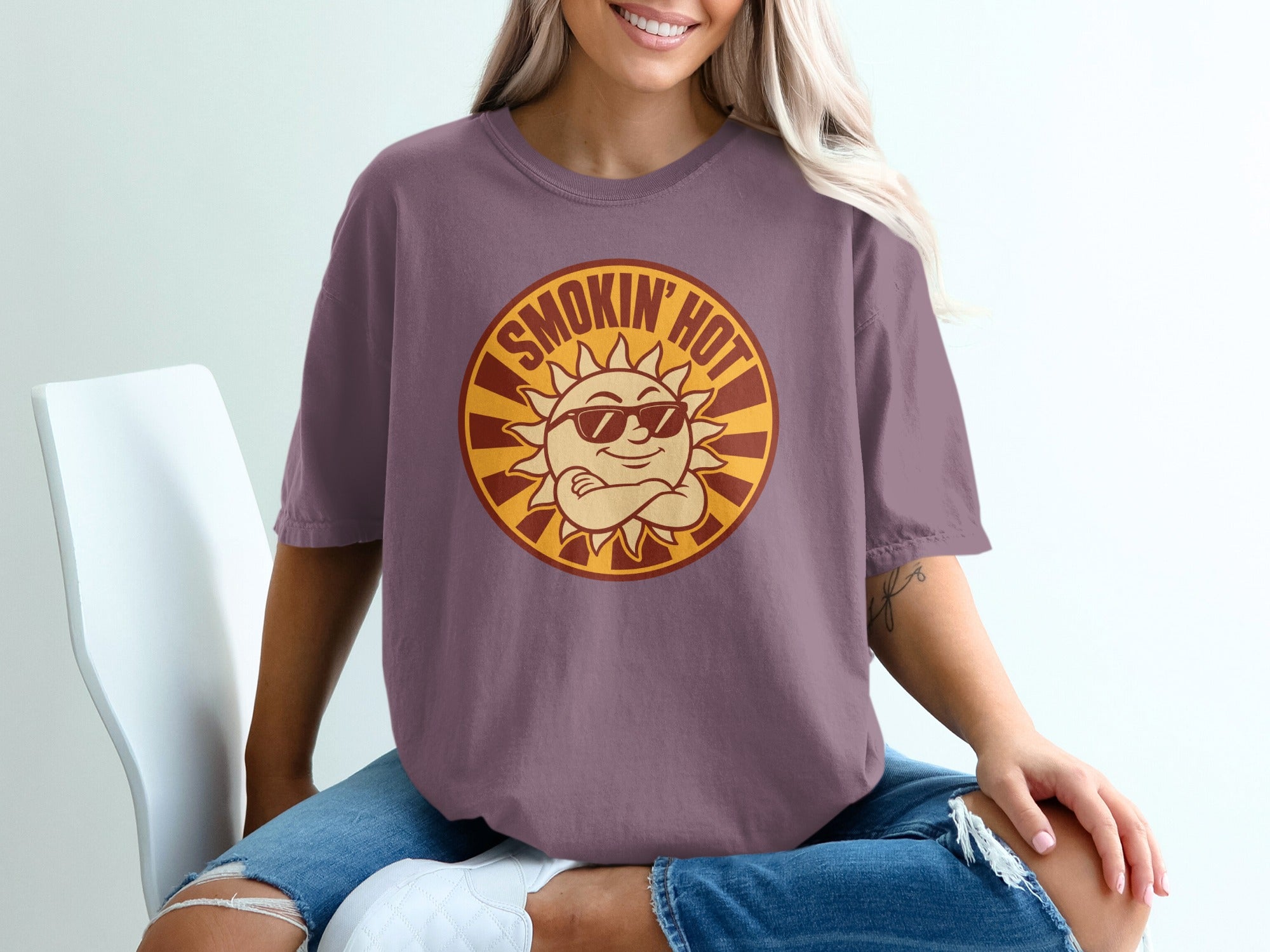 T-shirt with a cartoon sun wearing sunglasses and the text "SMOKIN' HOT".
