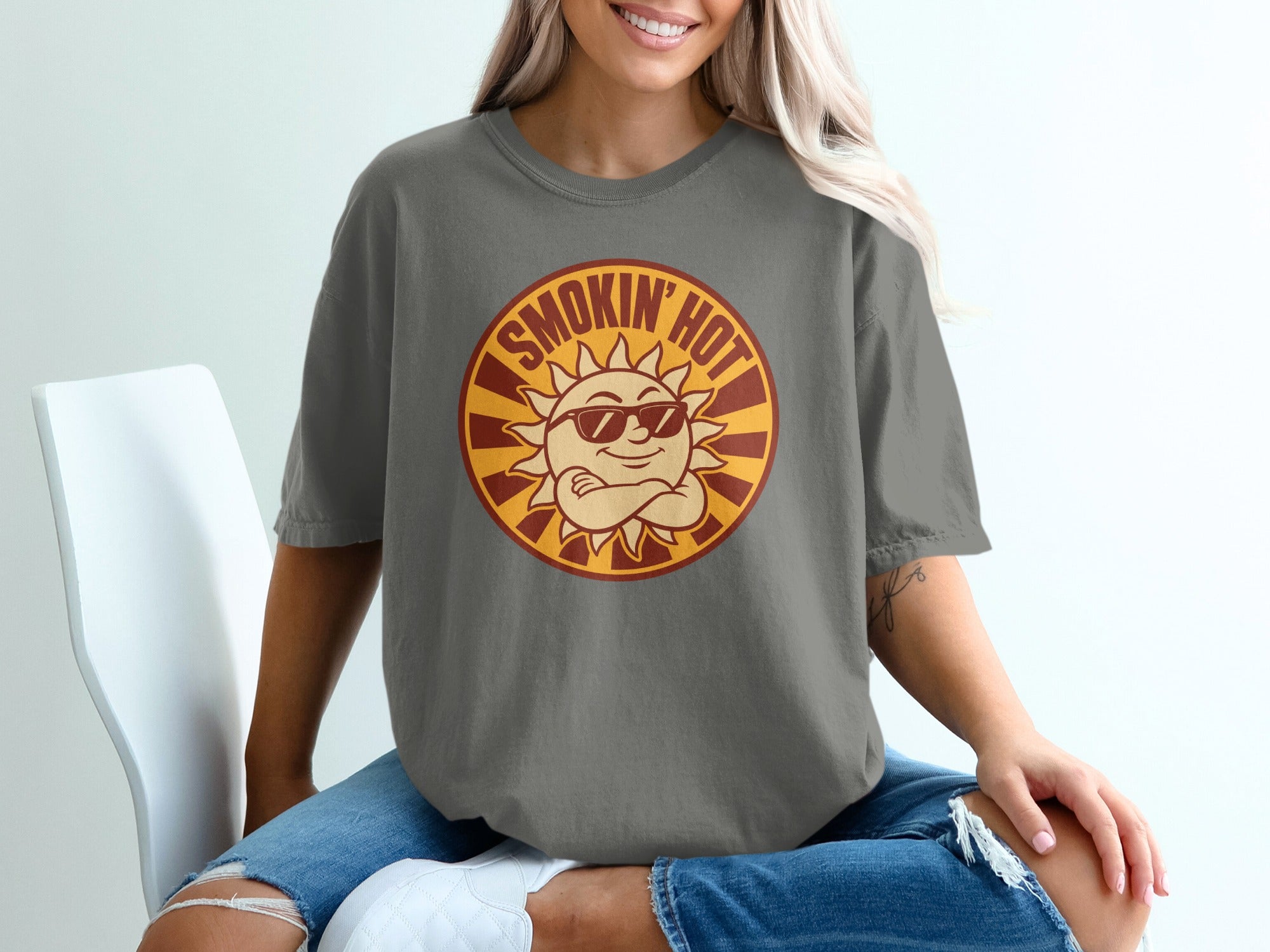 T-shirt with a smiling sun wearing sunglasses and the text "SMOKIN' HOT".