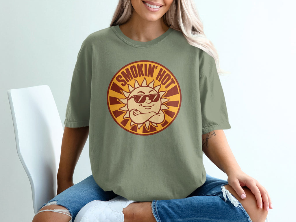 T-shirt with a sun graphic that says "Smokin' Hot"