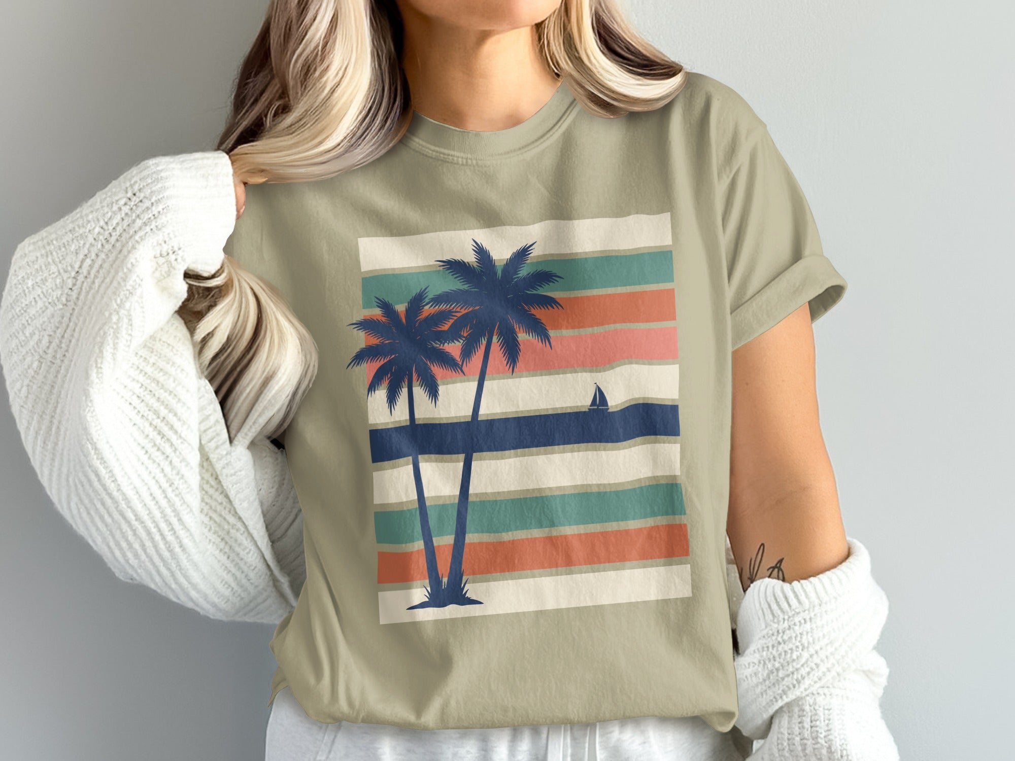 T-shirt with vintage sunset stripes and two palm trees.